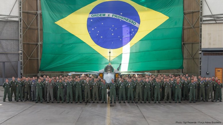 Pilotos da força aérea brasileira se reuniram em frente à réplica em escala Gripen