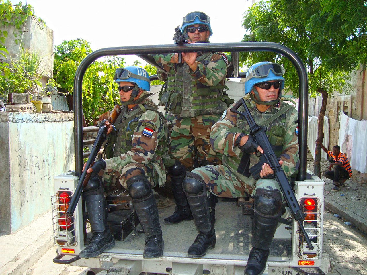 Photographed in the slums of Cité Soleil, in Port-au-Prince, in 2010, these soldiers belong to the Paraguayan platoon attached to the BRABAT 1. Withdrawn from Haiti in September 2015, as part of the drawdown of MINUSTAH’s military component, the Paraguayan platoon conducted security operations in the Haitian capital. (Photo: via PARENGCOY)