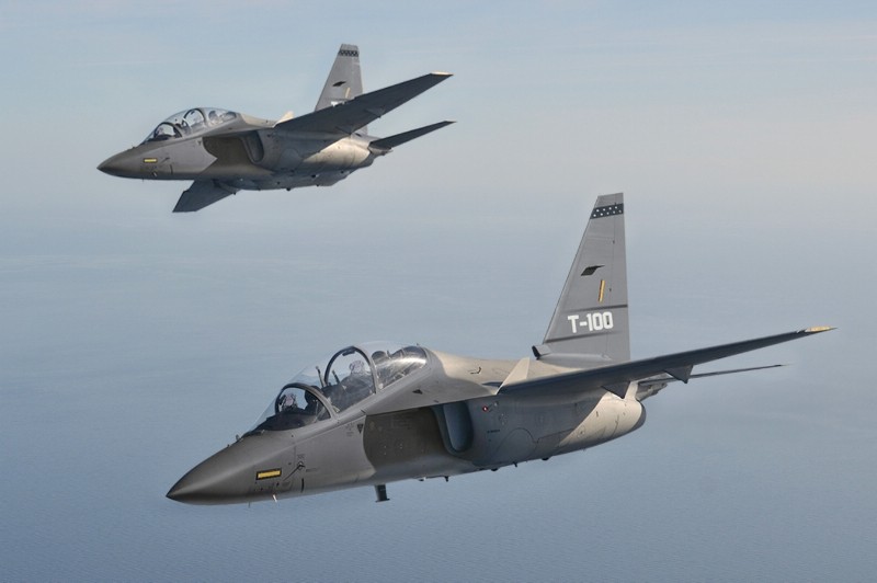 Two T-100's in formation flight (PRNewsFoto/Raytheon Company)