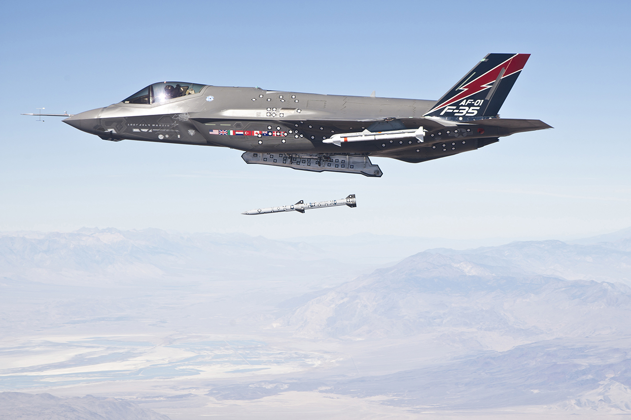 AF-1 / Pilot: Maj Matthew 'Fuze' Phillips/ Flight 255/ Test 434/ AIM-120 Weapon Separation #1