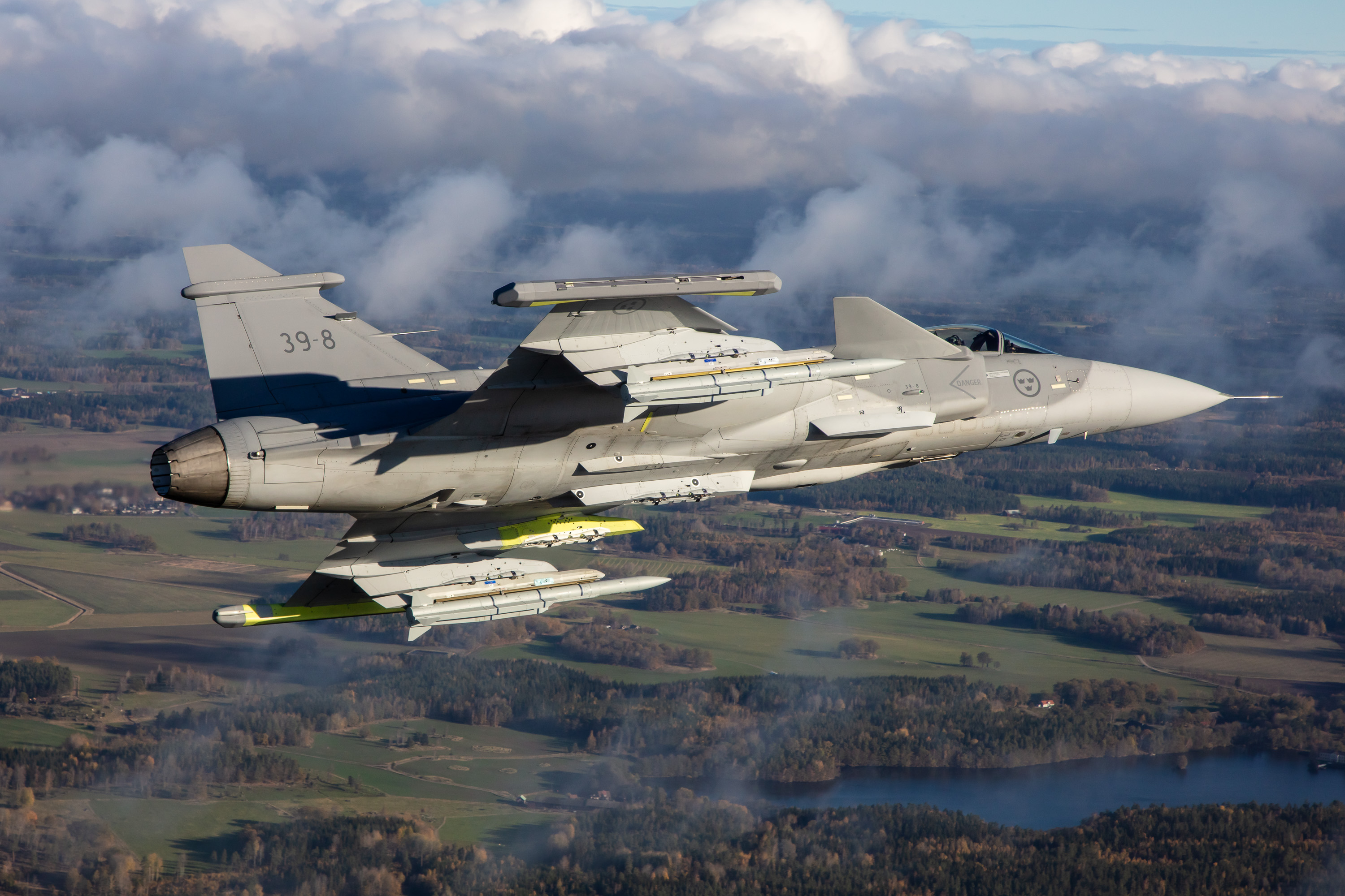 Saab JAS 39E Gripen flies with Meteor